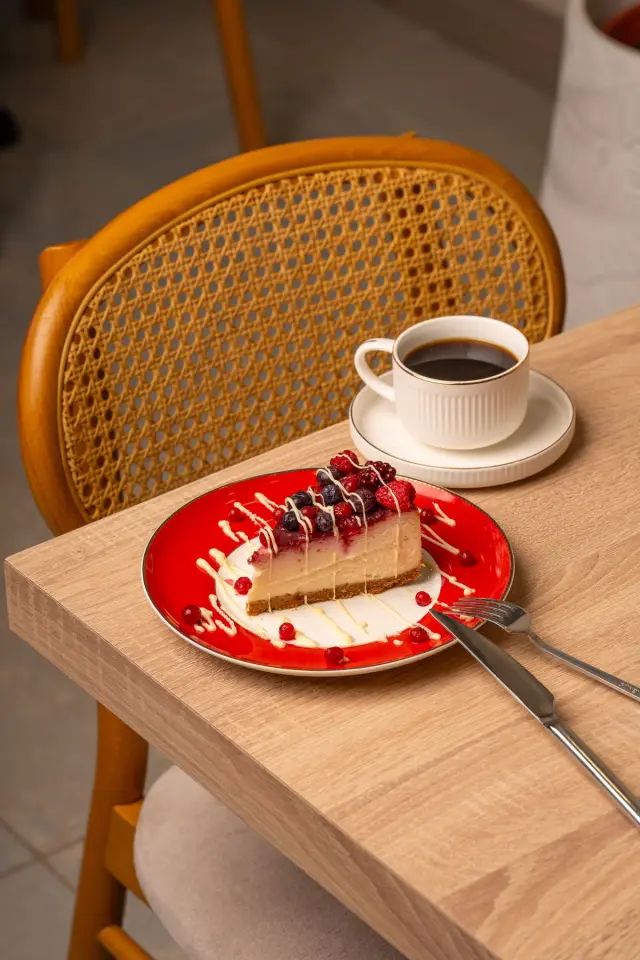 Frambuazlı cheesecake ve kahve