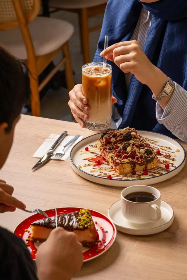 Buzlu latte, meyveli waffle ve cheesecake