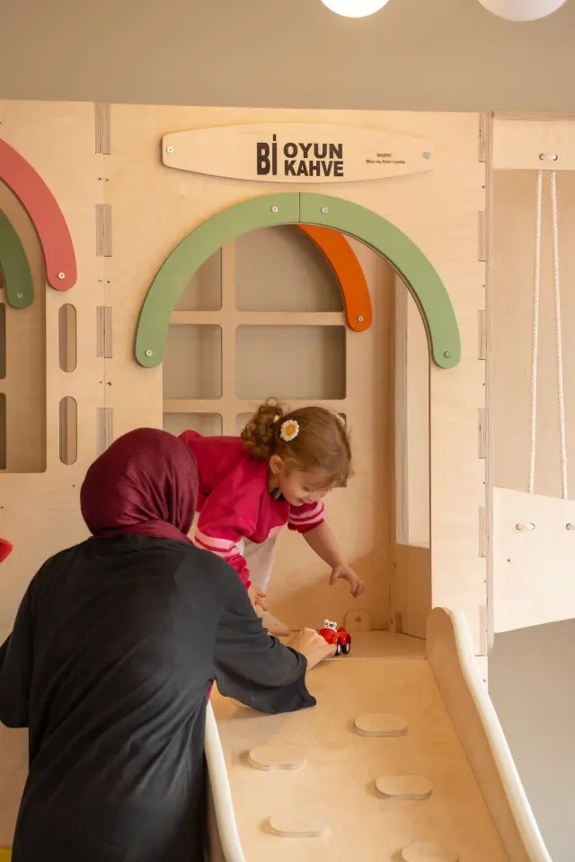 Kaydıraklı oyun evi ve tırmanma alanı