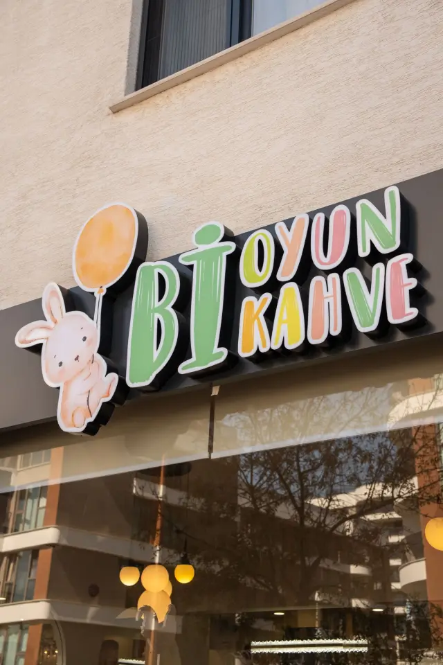 Bi Oyun Bi Kahve tabelası ve vitrin