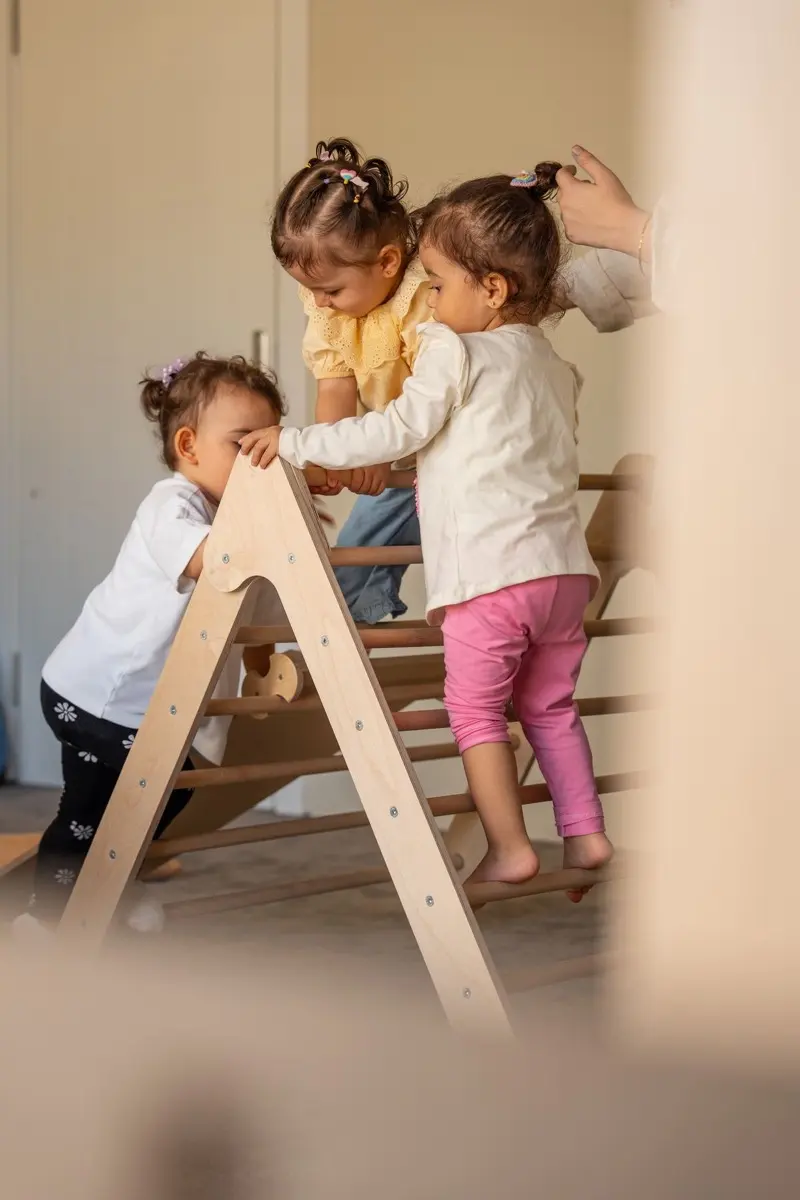 Ahşap tırmanma üçgeninde çocuklar